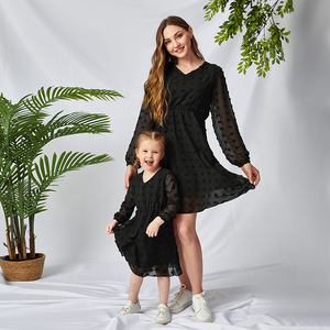 Lindo vestido de vacaciones de madre e hija con cuello en V de manga larga de gasa de estilo europeo y americano para <span class=keywords><strong>padres</strong></span> y niñas - Product Image 4