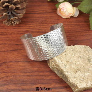 กำไลข้อมือโลหะทิเบตแกะสลักด้วยมือสำหรับผู้หญิง ลายดอกเชอร์รี่ กำไลข้อมือแบบกว้างสลักลายดอกบัวสไตล์วินเทจ - Product Image 2