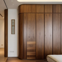 Armoire intégrée moderne en bois foncé avec portes courbées, placard d'angle sur mesure, armoire de chambre à coucher en bois massif