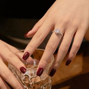 Boucles d'oreilles clous Dylam en forme de flocon de neige étincelant, 2 carats, zircone cubique 5A, pour femmes - Product Image 6