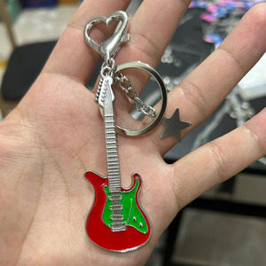 אמריקאי רטרו עיצוב מוסיקה Y2K גיטרה 3D מתכת מפתח שרשרת פנטגרם גיטרה רוק בס מתנת חג המולד במחזיק מפתחות מזכרות תיק קסם - Product Image 5