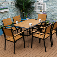 Ensemble table et chaises de jardin en aluminium WPC, mobilier de patio moderne avec plateau à lattes pour restaurant, hôtel, ou usage extérieur.