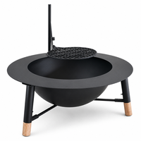 Barbecue et foyer autoportant moderne 100 cm avec bras articulé, grille en fonte, pieds trépieds en acier peint et pieds en bois, portable