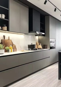 Ensemble d'armoires de cuisine modernes et minimalistes sur mesure avec finition en bois grainé gris brillant pour étagères ouvertes et éclairage LED - Product Image 2