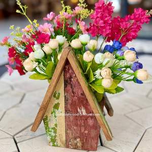 Pots de fleurs faits à la main en bois de bateau recyclé, aux couleurs naturelles, conçus comme de charmants accessoires de jardin en forme de maison. - Product Image 2