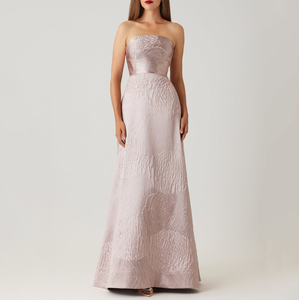 فستان سهرة نسائي فاخر بدون حمالات بلون بنفسجي فاتح، مصنوع من الجاكار الصديق للبيئة، بخصر محدد وتصميم A-line بطول الأرض مع زخارف زهرية - Product Image 2