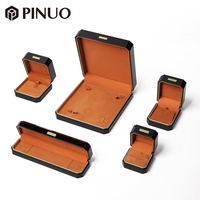 PINUO Coffret à bijoux rectangulaire moderne noir avec bordure dorée, étui pour collier, bague, bracelet, coffret à bijoux de luxe personnalisé pour magasin de bijoux