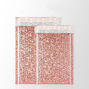 Enveloppes à bulles métalliques roses et noires personnalisées avec logo pour l'expédition et l'emballage - Product Image 1