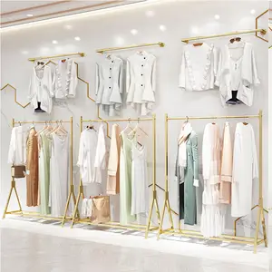 Kunden spezifische Gold Edelstahl Boutique Display Stand Kleidung Hänge gestell Regal Bekleidungs geschäft Innen architektur
