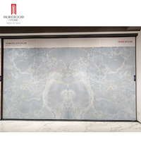 Dalle de carrelage en porcelaine onyx bleu moderne extra large format 1200x2400mm, antidérapante, antibactérienne, pour usage intérieur, accents en briques réfractaires