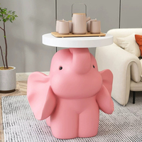 Adorable éléphant décoratif sur pied pour salon, grand meuble décoratif, près du canapé, plusieurs meubles comme cadeaux pour déménagement.