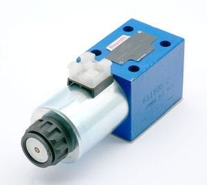 R900589933 Hydraulique 4WE 10 D33/CG24N9K4 4we6 4we10 4wrpeh 4wra 4wrae 4wree 4wrke 4wrle avec solénoïde - Product Image 1