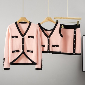 Conjunto de Cárdigan de Punto Sólido Casual con Botones y Cuello en V de Manga Larga para Mujer, con Falda Corta y Top, Nuevo Diseño a la Moda - Product Image 1