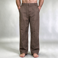 Celana Panjang Pria Model Kaki Lebar Warna Coklat dengan Rivet Stud, Kancing Depan, Lubang Sabuk, Pakaian Kerja, Gaya Carpenter, Punk, Streetwear, OEM, ODM, Custom