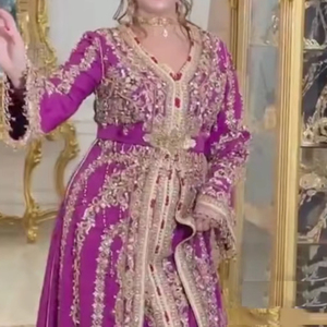BORDADO A MANO EN VESTIDO CAFTAN CON VELO DE Sendero CON CUENTAS DE CRISTAL EMBELLEZADO, PIEDRA, PERLAS TRABAJO DABKA PARA BODA = 2025 - Product Image 1