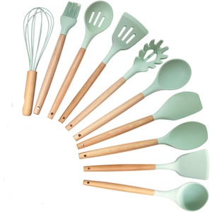 ชุดอุปกรณ์ครัวซิลิโคนด้ามไม้พร้อมโลโก้สั่งทำพิเศษ ทนความร้อน - Product Image 1