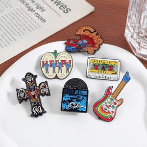 Broches de esmalte vintage de banda de rock de dibujos animados, diseño de guitarra cruzada, temática musical, venta al por mayor, Año Nuevo Chino - Product Image 1