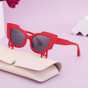 Gafas de sol estilo europeo con forma de ojo de gato para mujer, montura de PC con protección UV400, detalles de diamantes de imitación, gafas de sol de moda, protección de clase 2 - Product Image 1