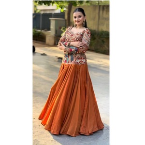 Lehenga Choli en soie Chinnon pour femmes, fabriqué en Inde, avec jupe évasée et dupatta assorti, pour tenue ethnique, disponible à la vente. - Product Image 6
