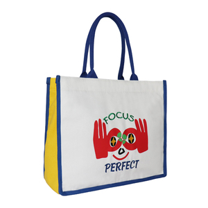 Sac fourre-tout en toile Focus Perfect avec motif mains rouges et bordure bleue contrastante – Prix direct usine - Product Image 2