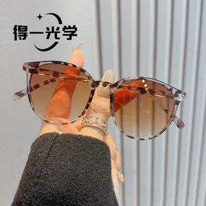 Round Oversized Frame Sunglasses UV400 Women's Trendy Style - Product Image 1
