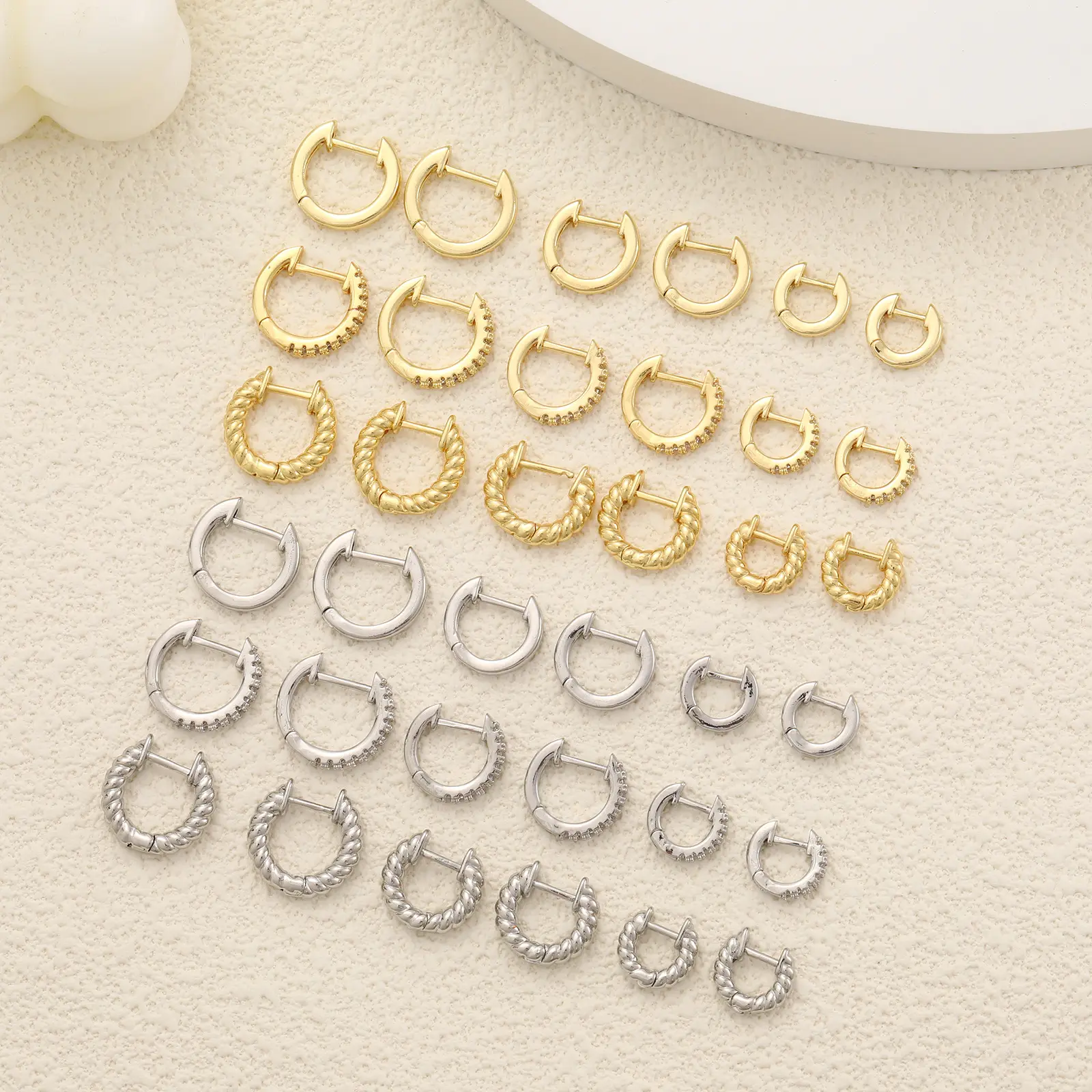 Venda quente moda cobre brincos simples D em forma 18k banhado a ouro zircão dourado círculo orelha fivela