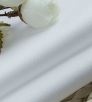 Tissu sergé fin 80s/2 en jacquard peigné CVC 80 % coton 20 % polyester, finition ammoniac liquide, entretien facile, blanc, pour tenue décontractée professionnelle
