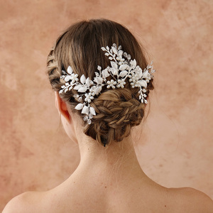 Vintage Simple blanc perle fleur <span class=keywords><strong>épingle</strong></span>s <span class=keywords><strong>à</strong></span> <span class=keywords><strong>cheveux</strong></span> européen américain mariée <span class=keywords><strong>mariage</strong></span> coiffes élégant polyvalent alliage feuille <span class=keywords><strong>épingle</strong></span>s <span class=keywords><strong>à</strong></span> <span class=keywords><strong>cheveux</strong></span> - Product Image 1