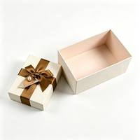 Boîtes cadeaux texturées blanches imprimées sur mesure en gros avec nœud en satin marron et intérieur rose perlé pour bijoux et cadeaux