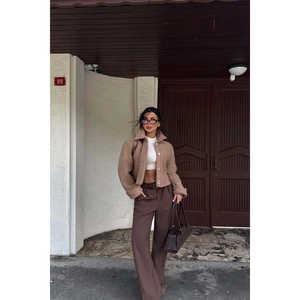 Veste courte de style universitaire pour femmes Belinda avec décoration patchwork, doublure en nylon rayé uni pour la saison printemps, automne ou hiver - Product Image 5