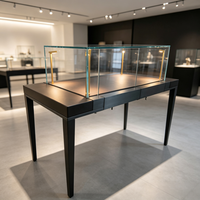 Vitrine de présentation sans cadre avec plateau en verre, éclairage sur pied pour musée, galerie d'art, bijouterie de luxe, comptoir noir mat