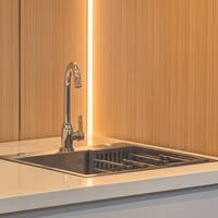 Cuisine modulaire pliable ; cuisine mobile avec barbecue pour le stockage, la cuisson et le café, équipée d'un four, d'une cuisinière et d'un réfrigérateur