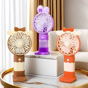 Mini ventilateur portable pour enfants, motif mouton de dessin animé, rechargeable, alimenté par batterie, utilisation extérieure, moteur DC 2W, commande par bouton - Product Image 1