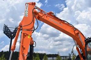 Excavadora de cadenas ZX135US de 13 toneladas con estabilidad inigualable para el mantenimiento de vías y calles urbanas - Product Image 2