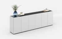 Armoire de rangement de bureau avec étagères ouvertes et portes blanches pour documents de travail