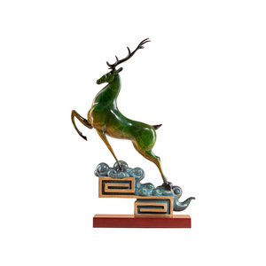 Sculpture d'animal en laiton fait main, motif cerf porte-bonheur et nuage volant, avec éléments en cuivre et or, cadeau de bureau et de pendaison de crémaillère - Product Image 2