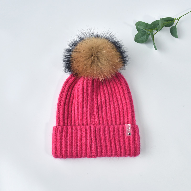 Rose foncé avec pompon marron