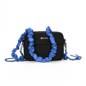 Sac banane Coowone personnalisé en nylon noir pour femme, avec pochette séparée pour friandises et distributeur de sacs à déjections canines, à porter en bandoulière - Product Image 2