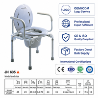 Chaise de toilette réglable avec dossier ventilé à fentes, accoudoirs rembourrés et assise large de 49 cm