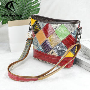 Bolsos cruzados de cuero genuino AndoBag, bolso de hombro de gran capacidad con costuras de color, bolso tipo satchel para mujer 3094 - Product Image 1
