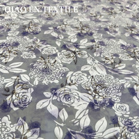 Tissu en maille froissée imprimé floral rose aquarelle, tissu transparent vintage à fleurs pour chemisier et robe femme