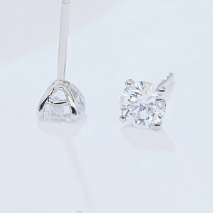 ต่างหูเพชรเม็ดเดี่ยวสี่เหลี่ยมแบบขายส่ง ทอง 18K เพชรเพาะเลี้ยงในห้องปฏิบัติการ ของขวัญสำหรับงานแต่งงานและงานหมั้น - Product Image 5