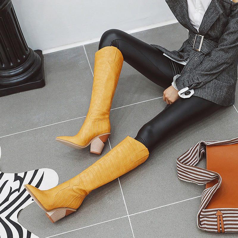 Amazon.com: Kuokuo Botas altas de piel de serpiente para mujer, punta  puntiaguda, apiladas, tacón grueso, botas largas, estilo retro, sin  cordones : Ropa, Zapatos y Joyería