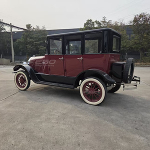 Voiture électrique de tourisme vintage de luxe rouge bordeaux et noire, design carrosserie fermée rétro, silencieuse et durable, véhicule de tourisme rétro haut de gamme - Product Image 5
