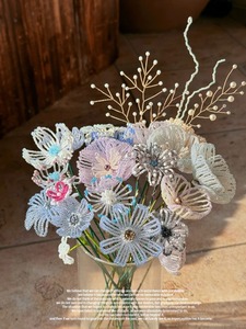 Fatto a mano, Unico. Bouquet di fiori di giglio, bouquet da sposa, fiori con perline, bouquet personalizzato. <span class=keywords><strong>La</strong></span> sposa tiene un mazzo di gigli. - Product Image 6