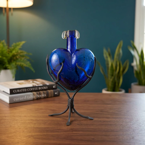 Vase en verre bleu en forme de cœur sur support en fer forgé, décoration de table rustique, fait main, idéal pour la Saint-Valentin - Product Image 1