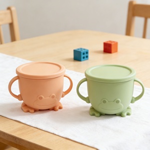 Vente en gros de gobelets à collation pliables en silicone de qualité alimentaire pour bébés et enfants, avec couvercle transparent et poignée - Product Image 1