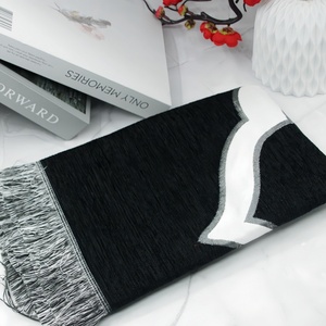Alfombra de oración floral rectangular de felpa de chenilla de lujo, lavable, con base antideslizante, adecuada para el hogar musulmán. - Product Image 1