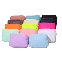Promotionele Groothandel Voorraad Custom Geborduurd Logo Designer Nylon Rits Draagbare Reizen Toilettas Cosmetische Make-Up Tasje