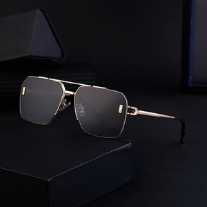 Lunettes de soleil carrées sur mesure de style européen et américain pour hommes, noires, verres PC UV400, style Instagram, vente en gros - Product Image 2